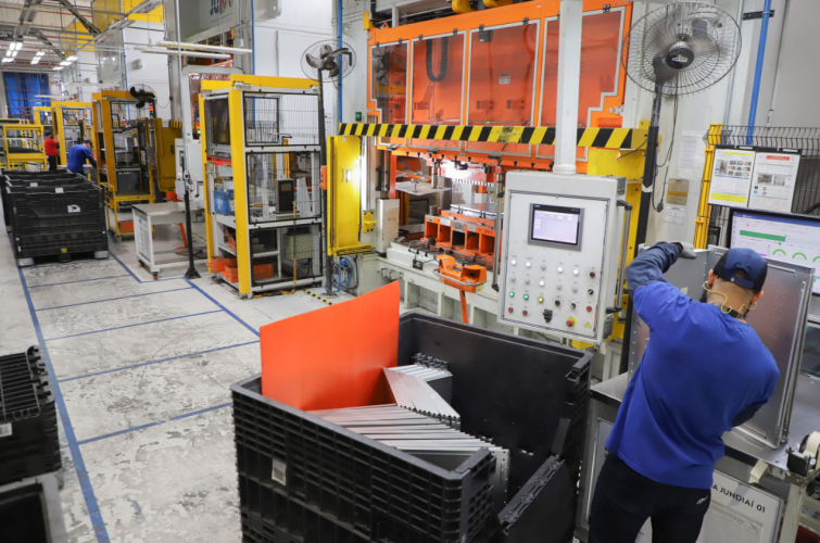 Com 24,8 mil vagas, Agências do Trabalhador auxiliam paranaenses a assinar a carteira